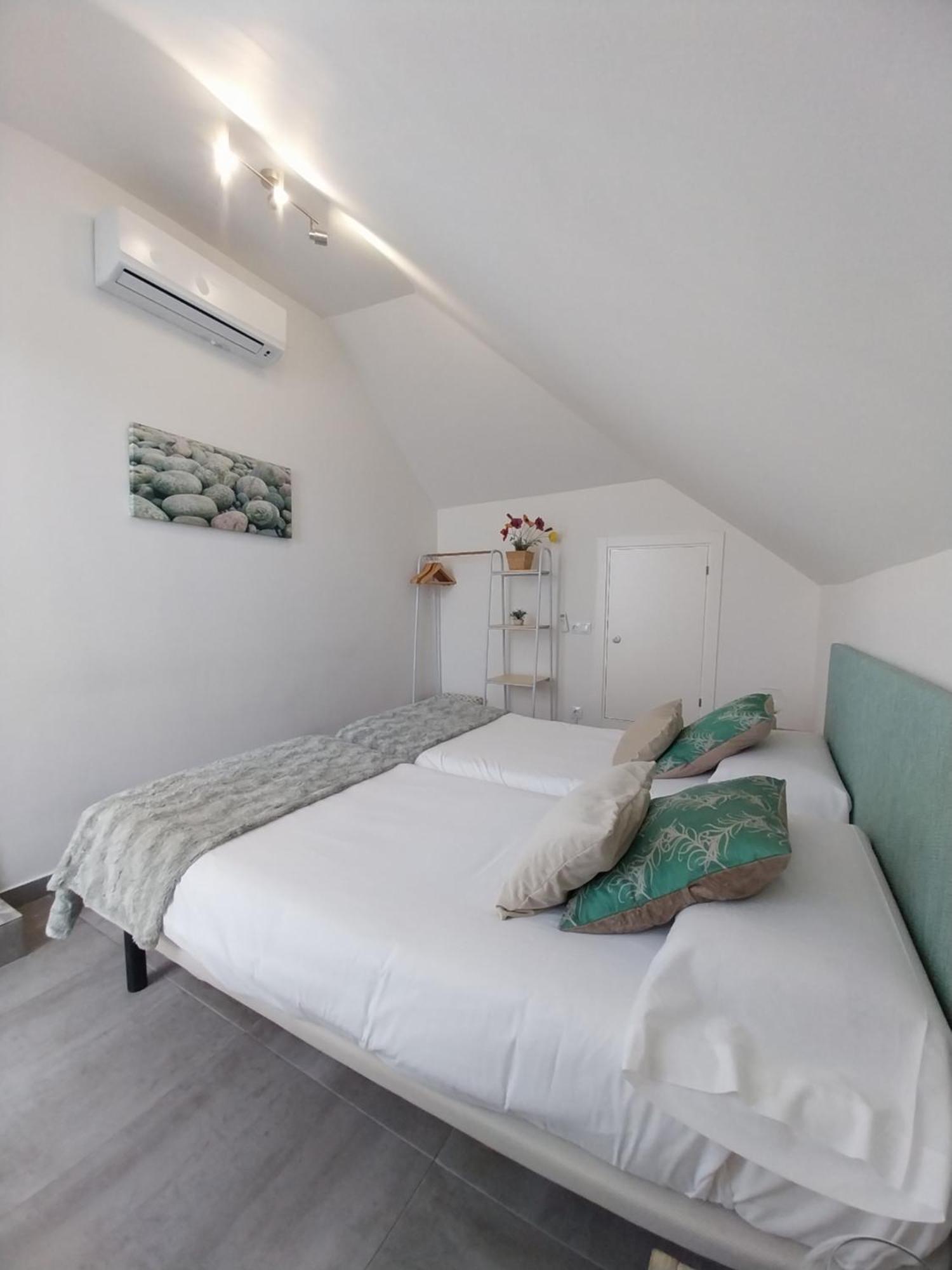 Apartamentos El Marques Malaga Bilik gambar